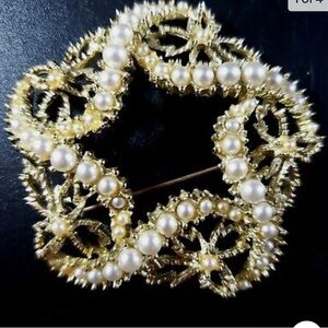 Vintage Large Gold Tone Pearl Wrapped Ornate Star Shaped Brooch
